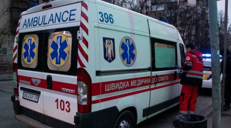 Окровавленного мужчину нашли посреди улицы в Киеве