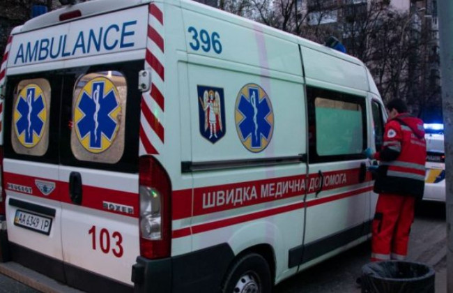 Окровавленного мужчину нашли посреди улицы в Киеве