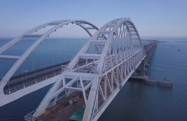 Опасное строительство начали оккупанты на Крымском мосту: подробности и фото