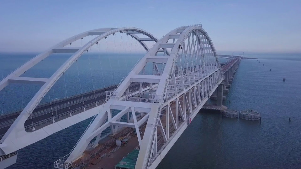 Опасное строительство начали оккупанты на Крымском мосту: подробности и фото