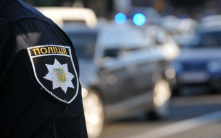 В Ровно школьница устроила танцы на капоте полицейского автомобиля