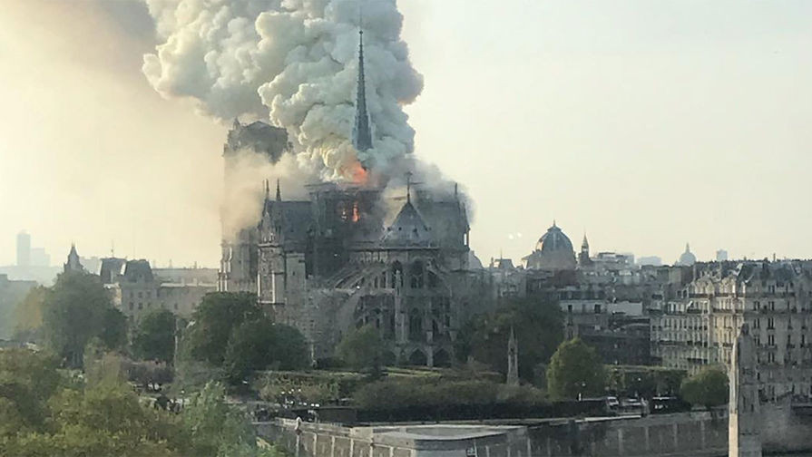 Мощный пожар разрушил собор Парижской богоматери, фото