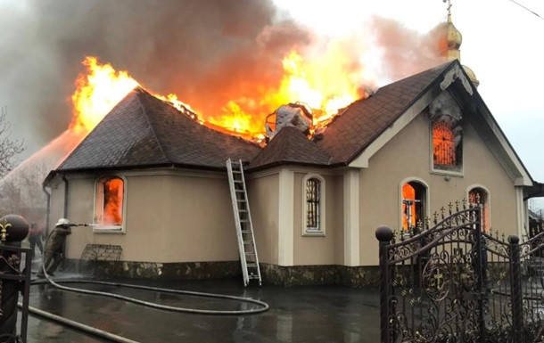 Под Харьковом вспыхнул мощный пожар: сгорела церковь
