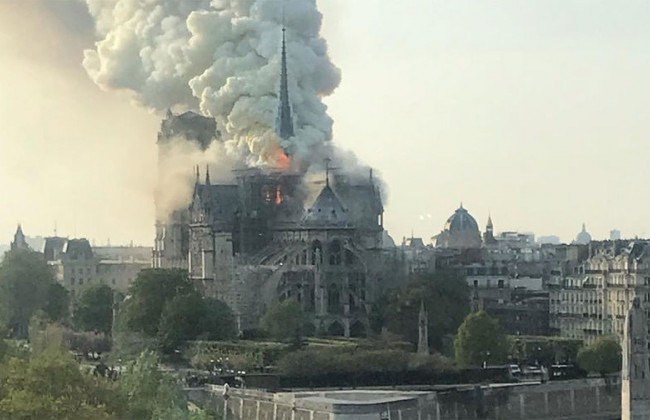 Мощный пожар разрушил собор Парижской богоматери, фото