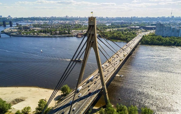 Чудом выжил: в Киеве мужчина прыгнул с Северного моста