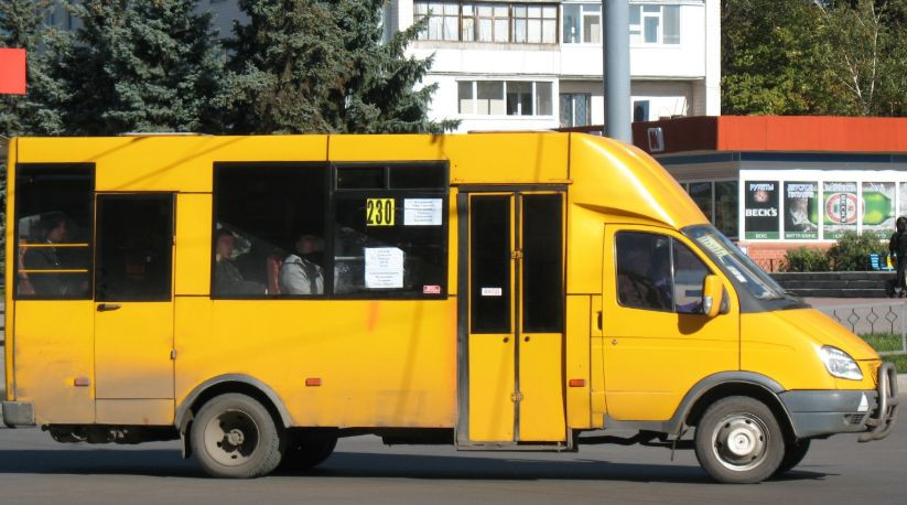 Неадекват в Киеве напал на автобус: есть подробности