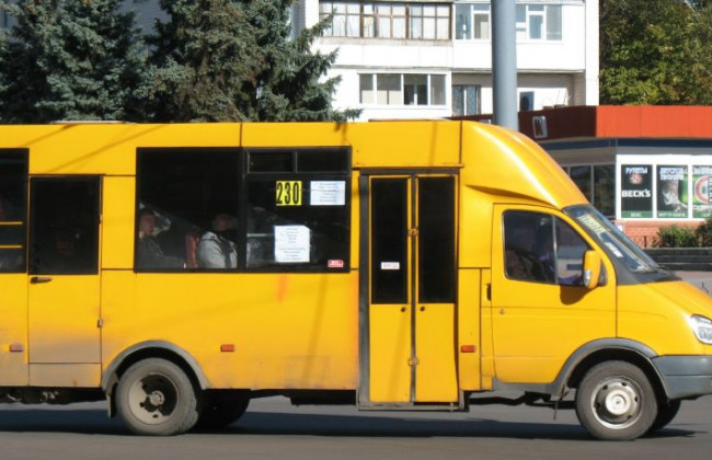 Неадекват в Киеве напал на автобус: есть подробности