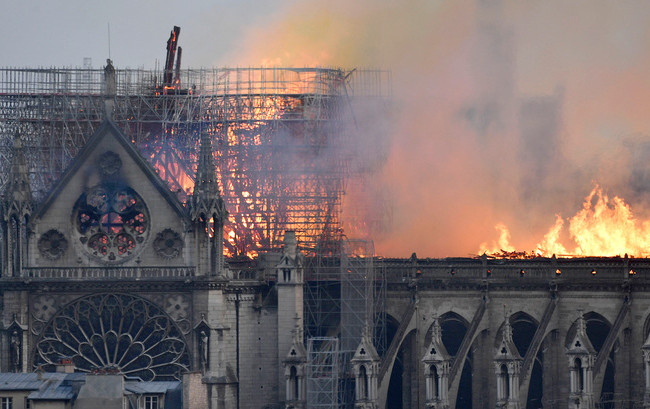 Пожар разрушил Нотр-Дам: появились первые фотографии и заявление Макрона