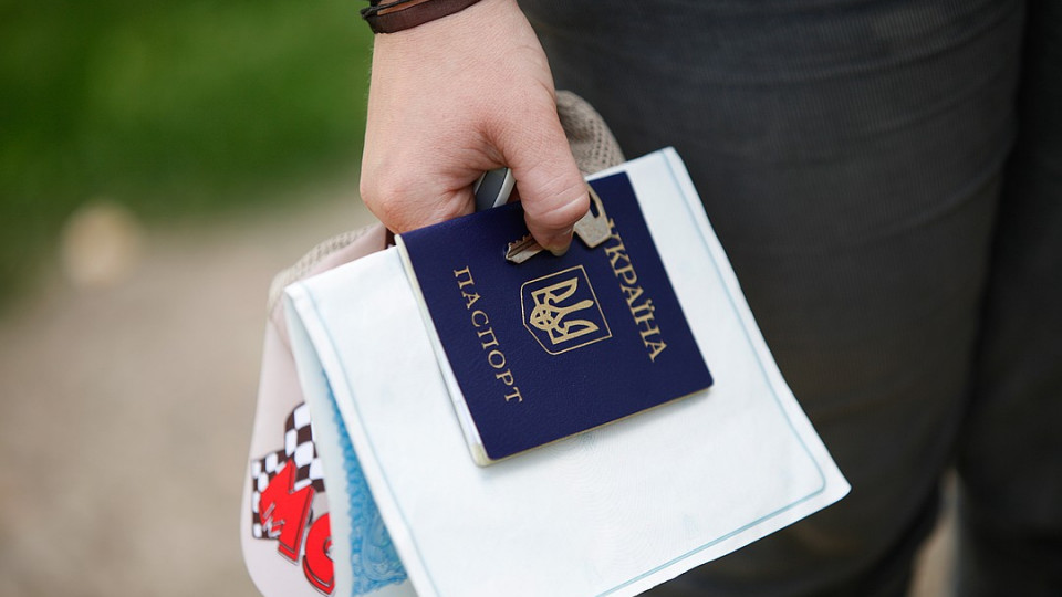 Виготовляли фальшиві українські паспорти іноземцям: СБУ викрила організоване угруповання