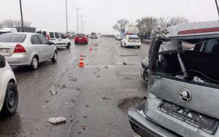 Масштабное ДТП на Жулянском мосту с водовозом и двумя леговушками: есть пострадавшие