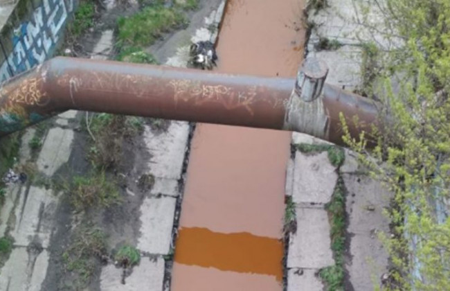 Киян шокували кольором води у річці Либідь: фото