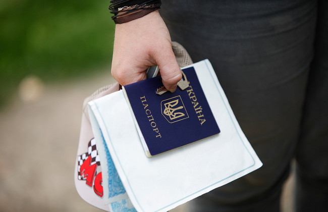 Виготовляли фальшиві українські паспорти іноземцям: СБУ викрила організоване угруповання