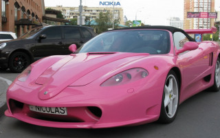 Розкішний спорткар Ferrarі зафіксували біля храму у Києві (фото)