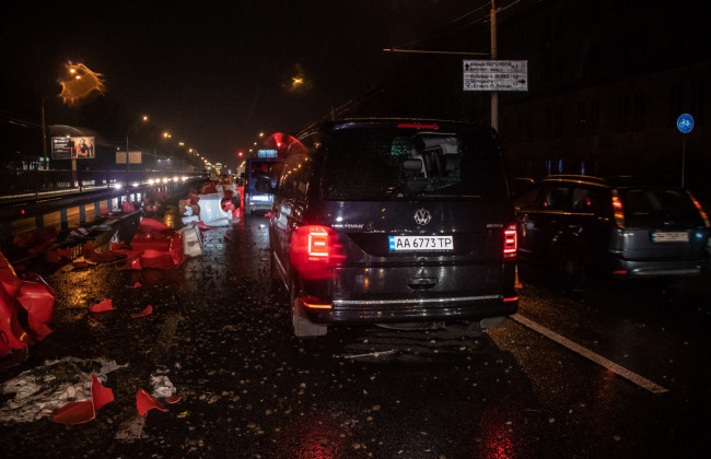 Пьяное ДТП в Киеве: микроавтобус снес ограждение и повредил два автомобиля (фото, видео)