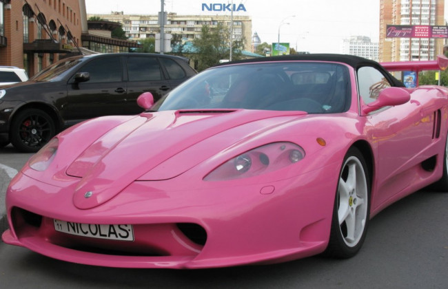 Розкішний спорткар Ferrarі зафіксували біля храму у Києві (фото)