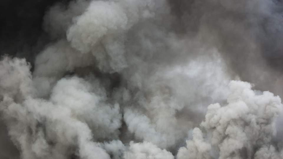 Неизвестный в Киеве бросил дымовую шашку в киоск с игральными автоматами