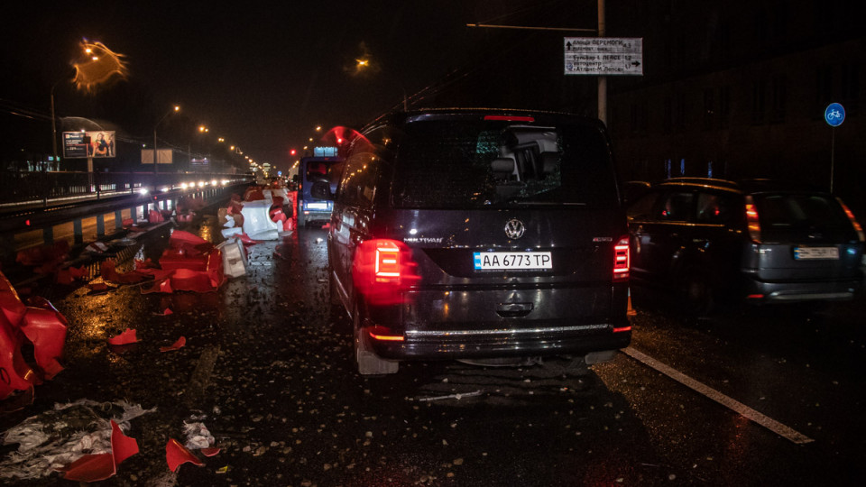 Пьяное ДТП в Киеве: микроавтобус снес ограждение и повредил два автомобиля (фото, видео)