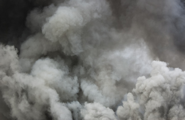 Неизвестный в Киеве бросил дымовую шашку в киоск с игральными автоматами