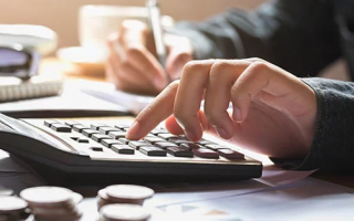 Монетизация субсидий: пенсионеров обеспечат мобильными телефонами