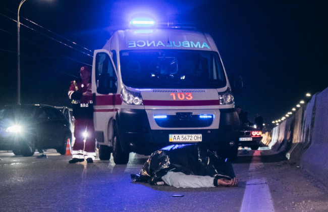 Смертельное ДТП: легковушка снесла пешехода возле столичного ТРЦ Sky Mall