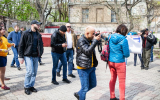В Одессе активисты облили нечистотами нардепа
