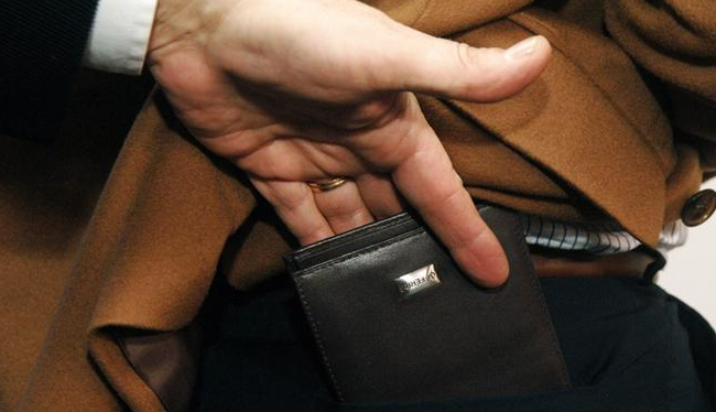 В Черкассах обокрали прокурора: копы разыскивают правонарушителя