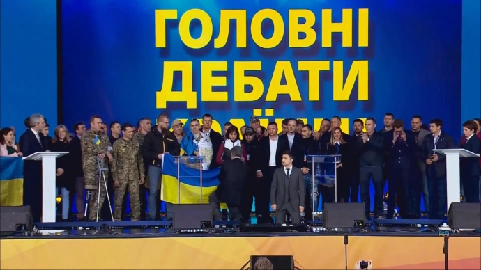 Зеленский и Порошенко стали на колени перед украинцами