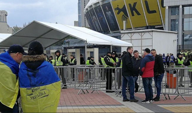 Стало известно, сколько украинцев пришли на дебаты