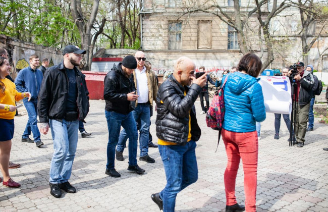 В Одессе активисты облили нечистотами нардепа