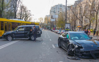 В Киеве Porsche попал в серьезное ДТП с внедорожником