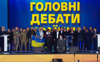 Зеленский и Порошенко стали на колени перед украинцами