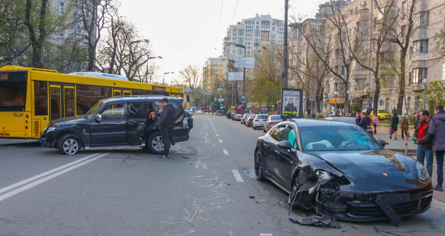 В Киеве Porsche попал в серьезное ДТП с внедорожником