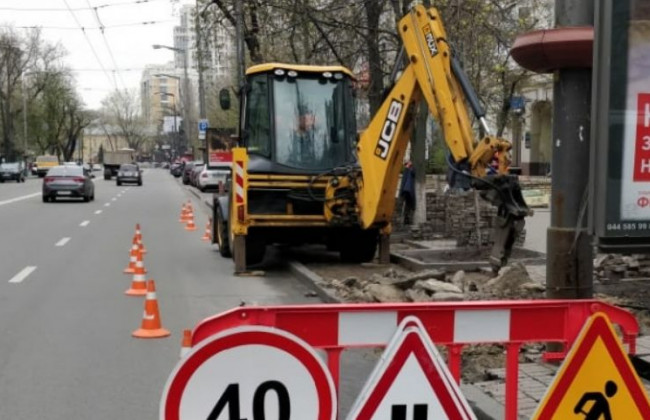 У Києві на вулиці Івана Мазепи облаштують паркувальні кишені