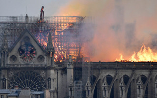 Мощный пожар в Нотр-Даме: известны новые подробности