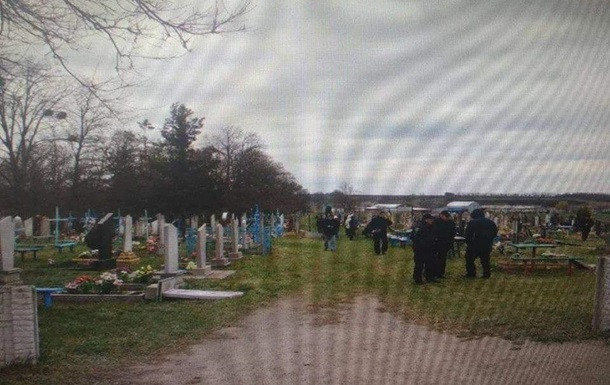 Юные вандалы: в Черкасской области школьники разгромили кладбище