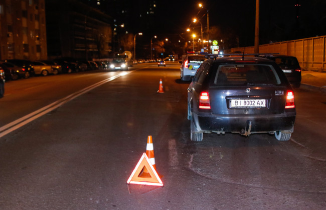 ДТП в Киеве: Skoda на пешеходном переходе сбила мужчину