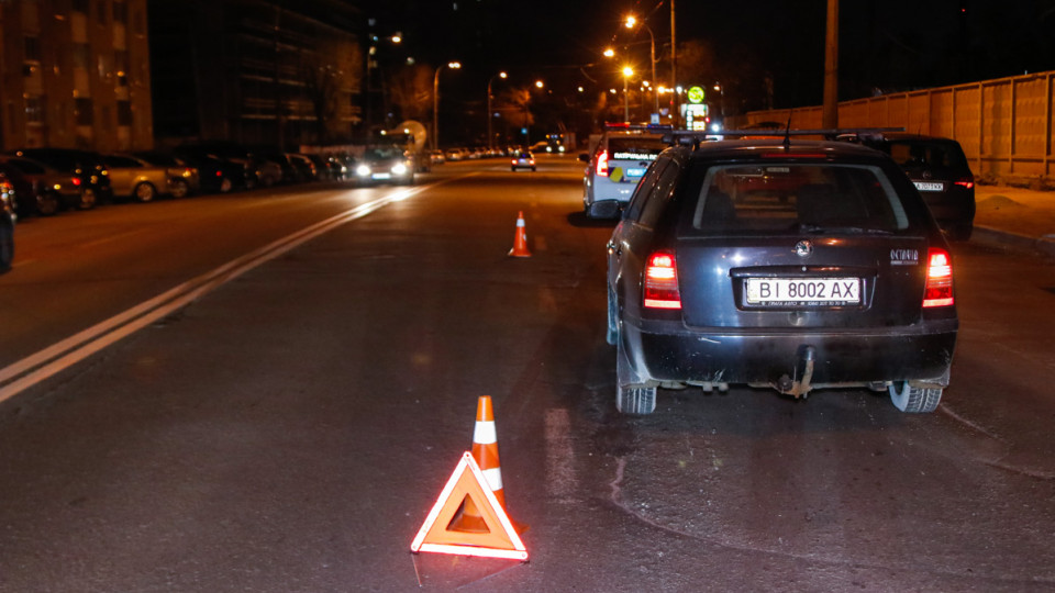 ДТП в Киеве: Skoda на пешеходном переходе сбила мужчину