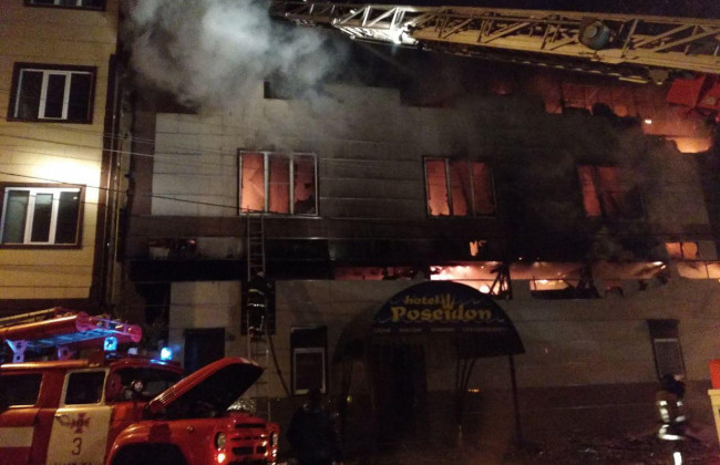 В Харькове вспыхнул мощный пожар в банном комплексе: есть пострадавшие