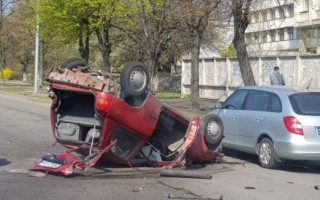 Серьезное ДТП с переворотом произошло в Киеве, фото