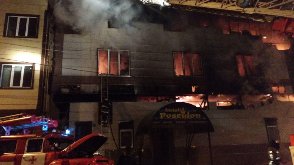 В Харькове вспыхнул мощный пожар в банном комплексе: есть пострадавшие