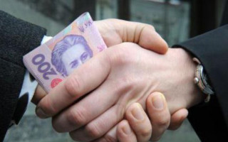 Погорели на взятке: в Запорожской области задержаны двое полицейских