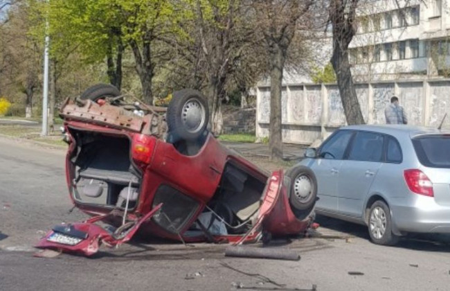 Серьезное ДТП с переворотом произошло в Киеве, фото