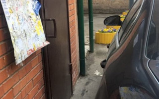 Заблокировал вход в подъезд: киевлян разозлил дерзкий «герой парковки»