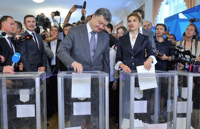 Порошенко прибыл на избирательный участок в Доме офицеров