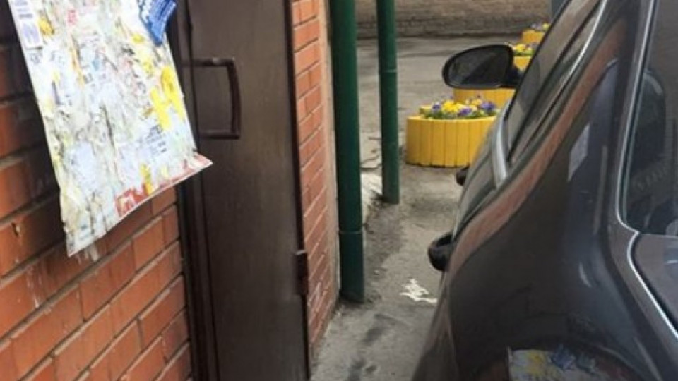 Заблокировал вход в подъезд: киевлян разозлил дерзкий «герой парковки»