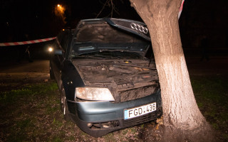 ДТП в Киеве: мужчина на Audi влетел в дерево