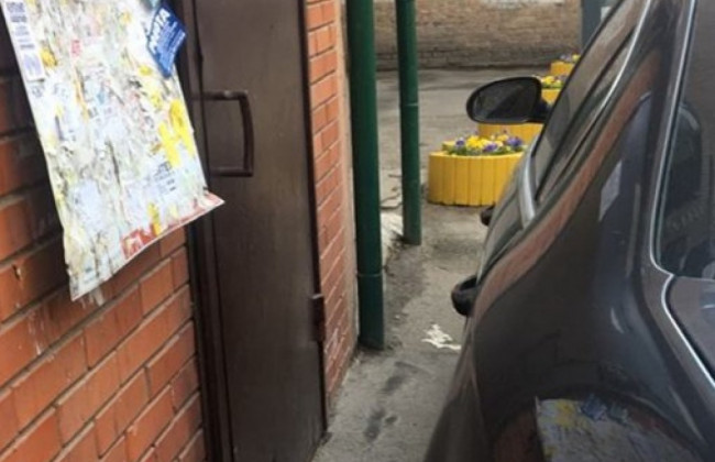 Заблокировал вход в подъезд: киевлян разозлил дерзкий «герой парковки»