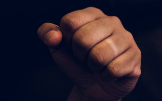 Драка в Киеве: два парня до крови избили друг друга из-за девушек