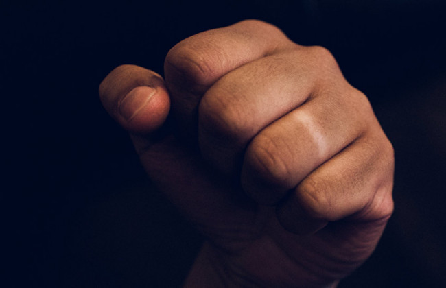 Драка в Киеве: два парня до крови избили друг друга из-за девушек