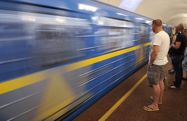 В киевском метро на рельсы упал человек: подробности
